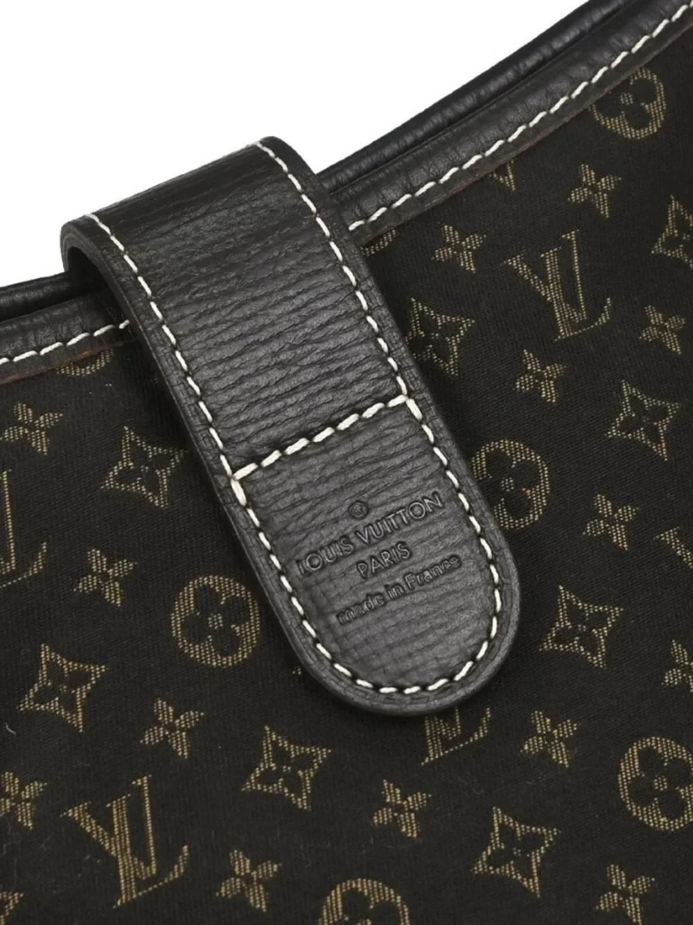 Louis Vuitton outside 	a+